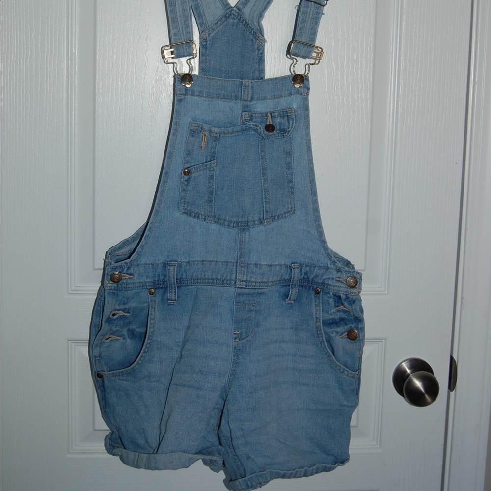 The CUTEST overalls 🌷